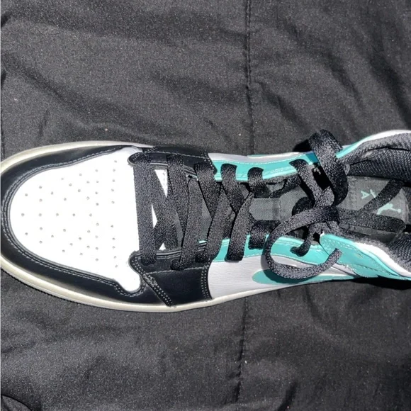 Selling 9.5 W High top Jordan shoes - Picture 2 of 2